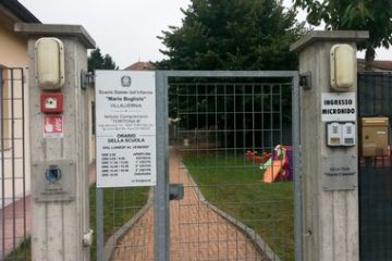 Nel comune di Villalvernia sono presenti il Micro nido, la Scuola Statale dell'Infanzia e la Scuola Statale Primaria.